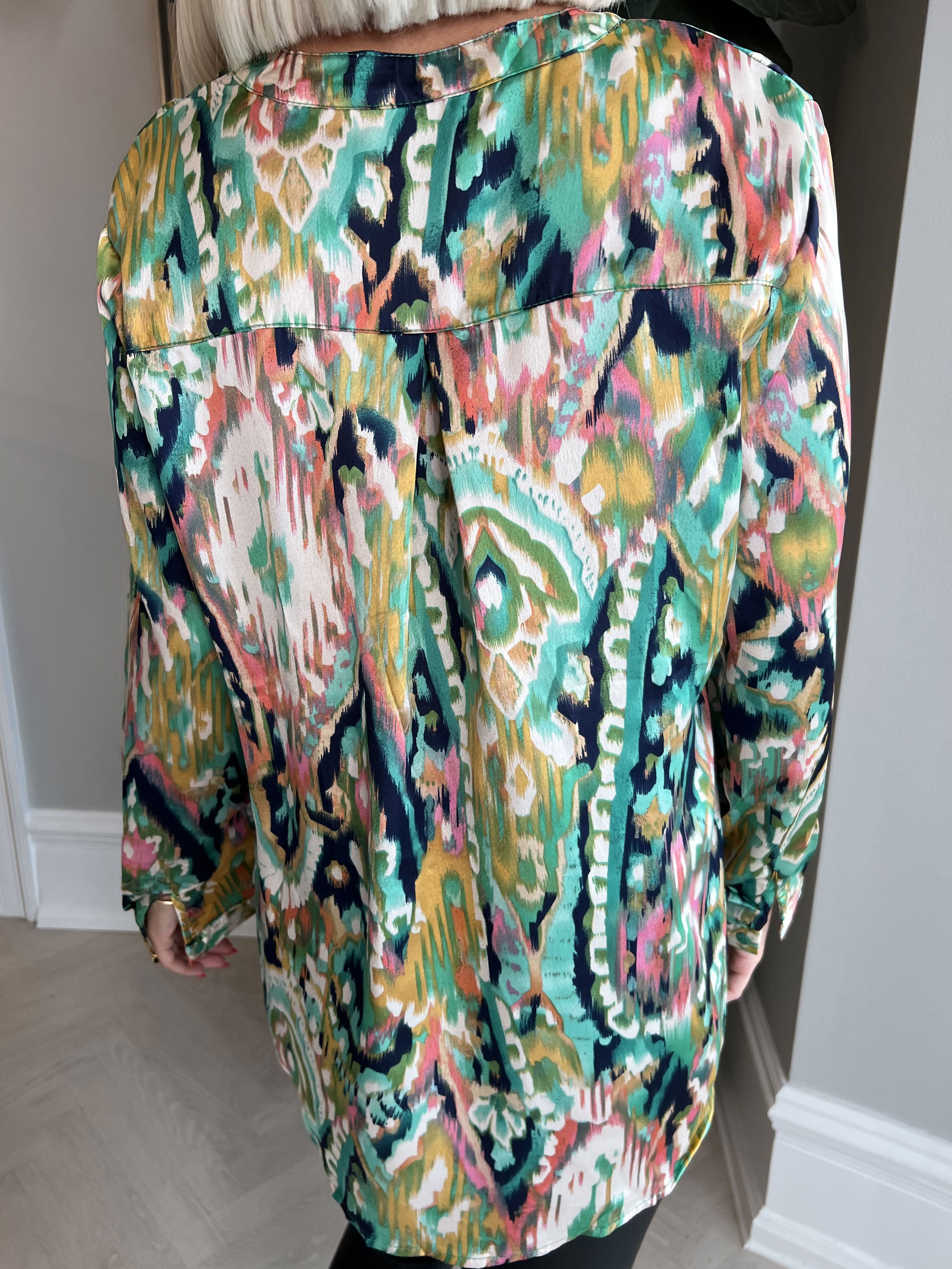 Leona - Flerfarvet mønstret skjorte i silkelook